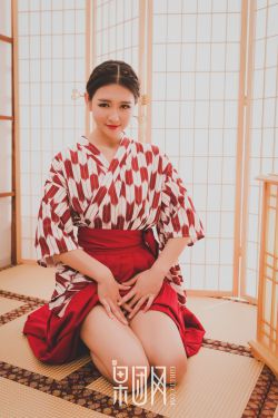 双手攀上两团少女峰舞蹈室